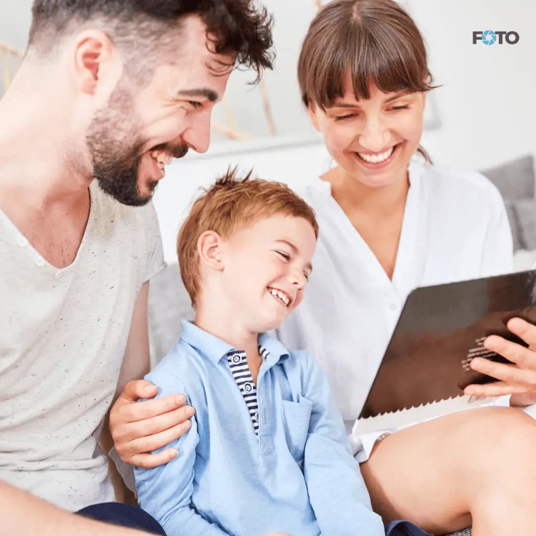 Mama, otec a dieťa spolu objednávajú vytlačené fotografie z mobilu