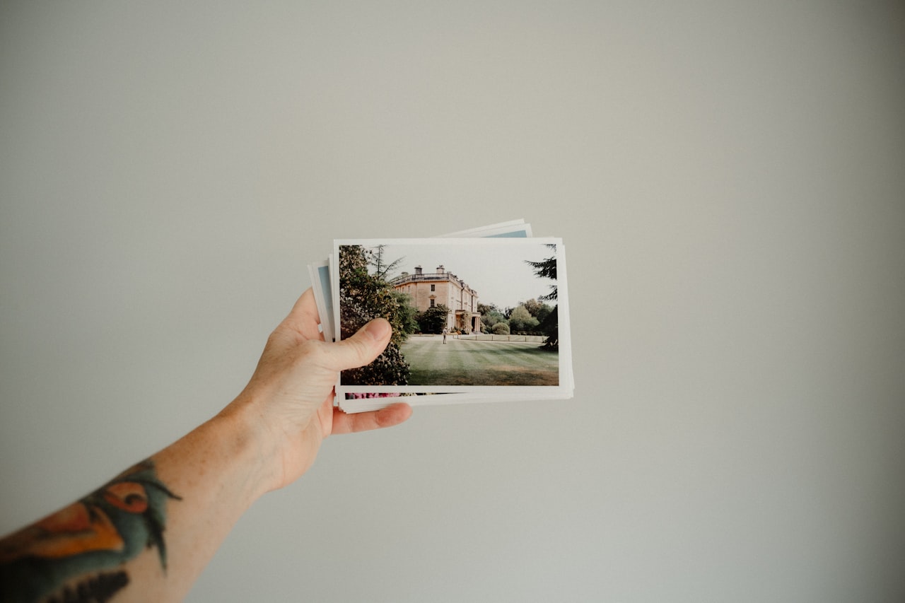 Vintage fotoaparát na tmavom pozadí ako symbol vyvolávania fotografií