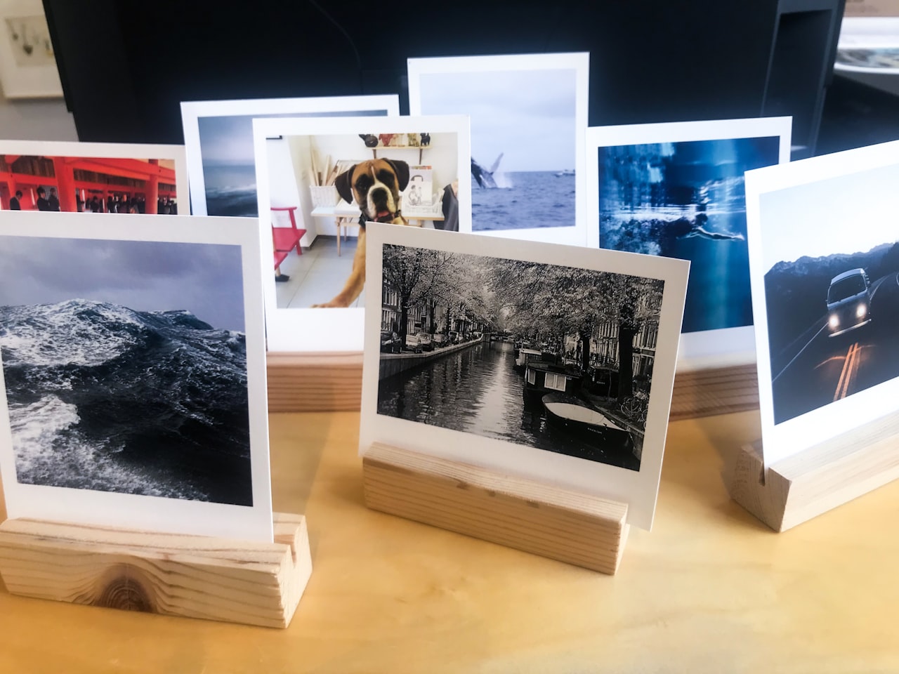 Rôzne formáty vytlačených fotografií rozložené na pracovnom stole